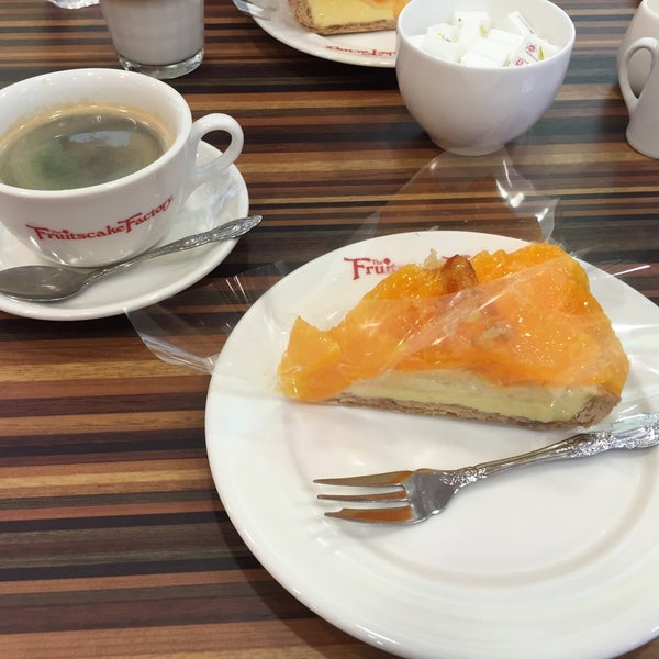 フルーツケーキファクトリー 新札幌店 Dessert Shop
