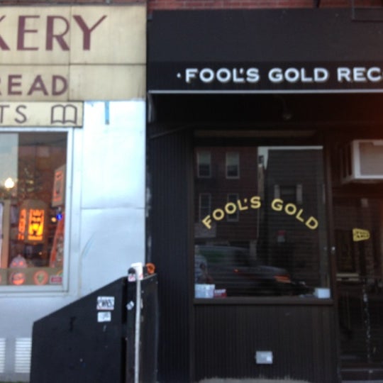 Foto tirada no(a) Fool&#39;s Gold Records Store por M B. em 11/11/2012