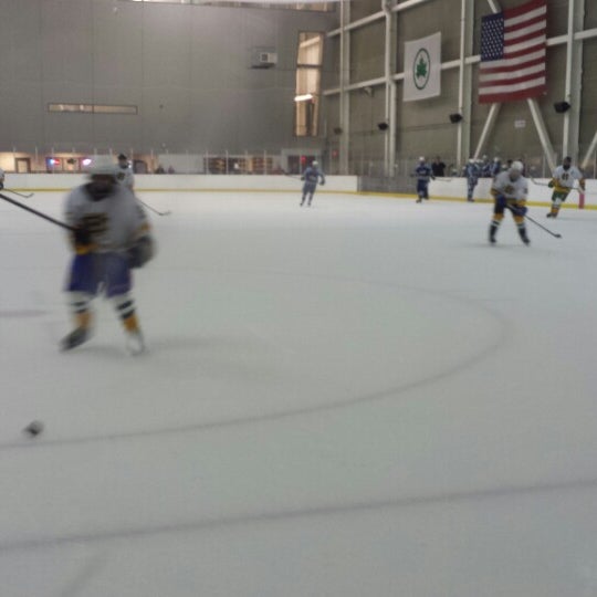 Foto tirada no(a) World Ice Arena por Dylan B. em 12/23/2013