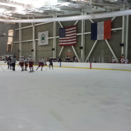Foto tomada en World Ice Arena  por Dylan B. el 1/23/2014