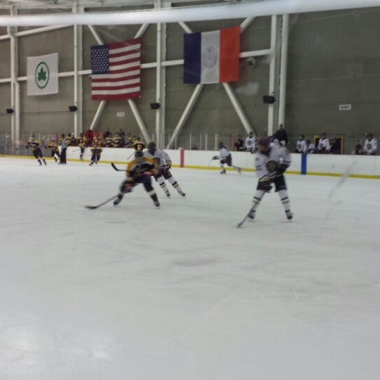 Foto tirada no(a) World Ice Arena por Dylan B. em 12/30/2013