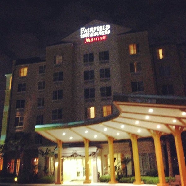 รูปภาพถ่ายที่ Fairfield Inn &amp; Suites by Marriott Orlando at SeaWorld โดย Igor P. เมื่อ 1/2/2013