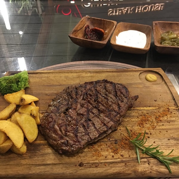 Foto tirada no(a) dCHEFF Steak House por Tuğşat em 7/15/2017