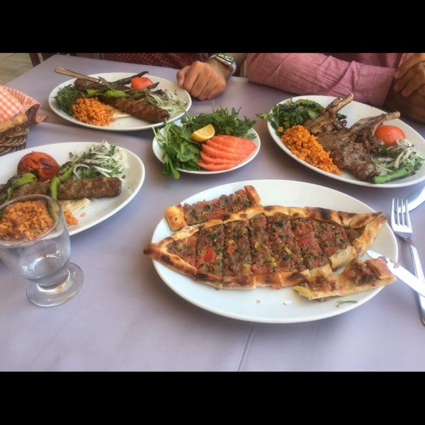 7/14/2017 tarihinde Pouya Y.ziyaretçi tarafından Antepli Et Restaurant Tatlı'de çekilen fotoğraf