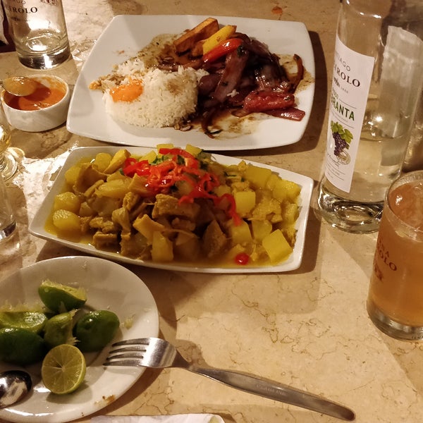 The "res" the traditional bottle of pisco with so many adds to prepare a delicious concoption called  chilcano They included long time almost disappeared "guinda" drink on the side also.  Try  cau cau