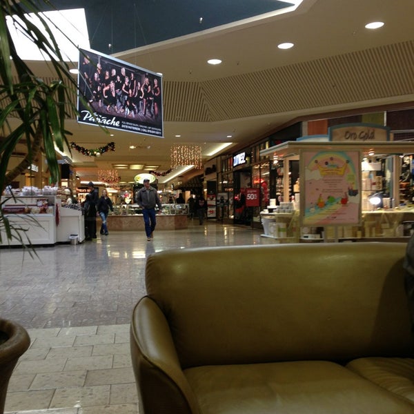 Снимок сделан в Mesa Mall пользователем Houston M. 12/22/2012