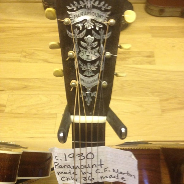 รูปภาพถ่ายที่ Gruhn Guitars โดย Lance P. เมื่อ 3/15/2013