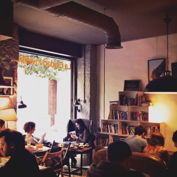 Снимок сделан в La Ciudad Invisible | Café-librería de viajes пользователем Miguel Ángel P. 2/13/2016