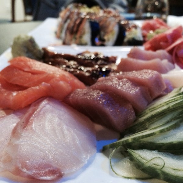 Снимок сделан в Kabuto Japanese House of Steak &amp; Sushi пользователем Ken T. 1/27/2014