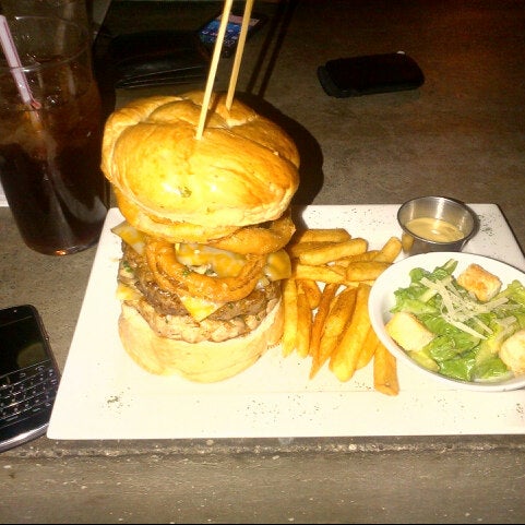Снимок сделан в Gourmet Burger Company (GBC) пользователем Hugo G. 11/7/2012