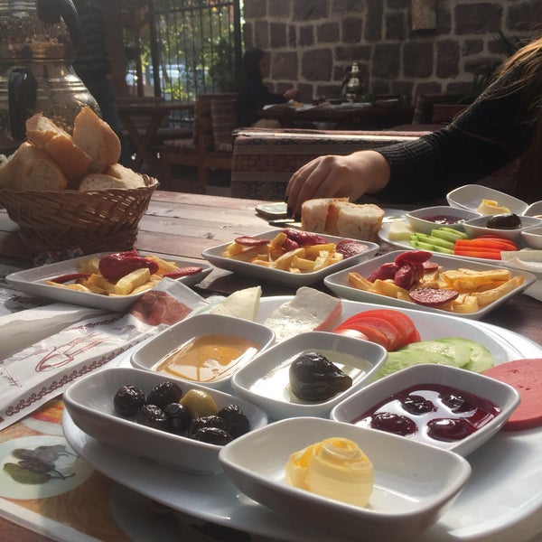 Foto diambil di Osman Bey Konağı Cafe Restorant oleh Ceren S. pada 11/10/2017