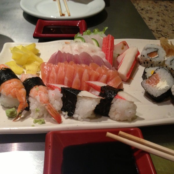 Foto tomada en Sushi San  por Denise G. el 1/30/2013