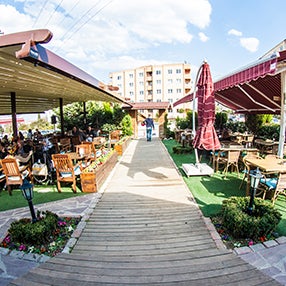 4/29/2015 tarihinde Çamlıca Cafe &amp; Bistroziyaretçi tarafından Çamlıca Cafe &amp; Bistro'de çekilen fotoğraf