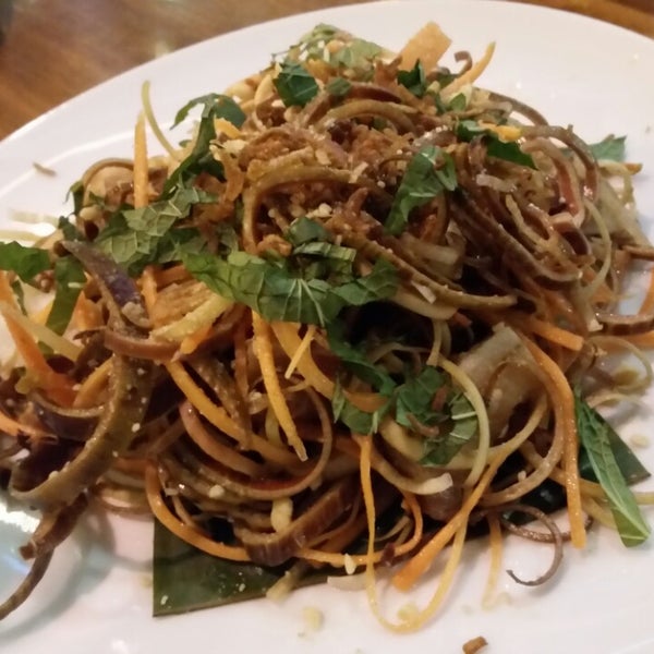 Foto scattata a Saigon Sisters Restaurant da Margaret P. il 4/18/2015