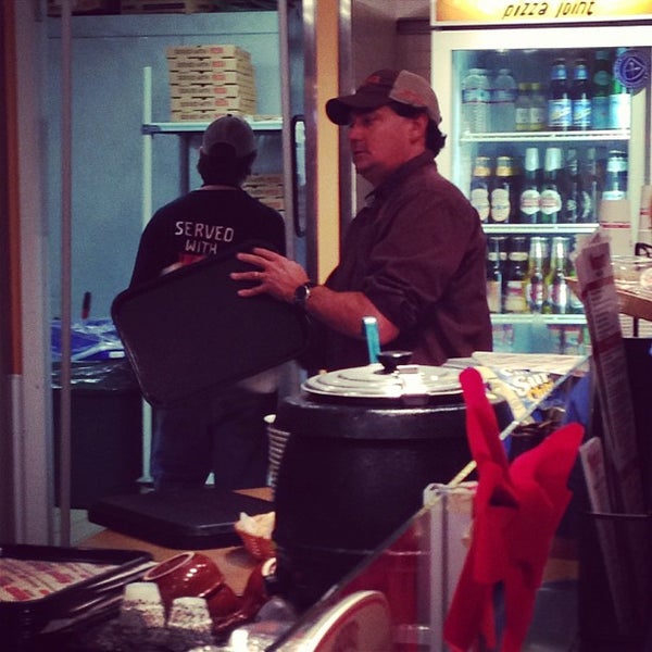 12/8/2012 tarihinde Kenneth S.ziyaretçi tarafından Uncle Maddio&#39;s Pizza Joint'de çekilen fotoğraf