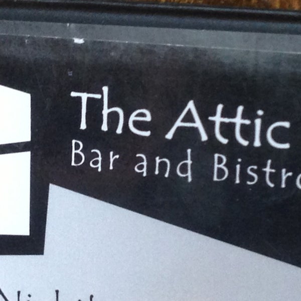 Foto tirada no(a) Attic Bar &amp; Bistro por Danielle W. em 7/21/2014
