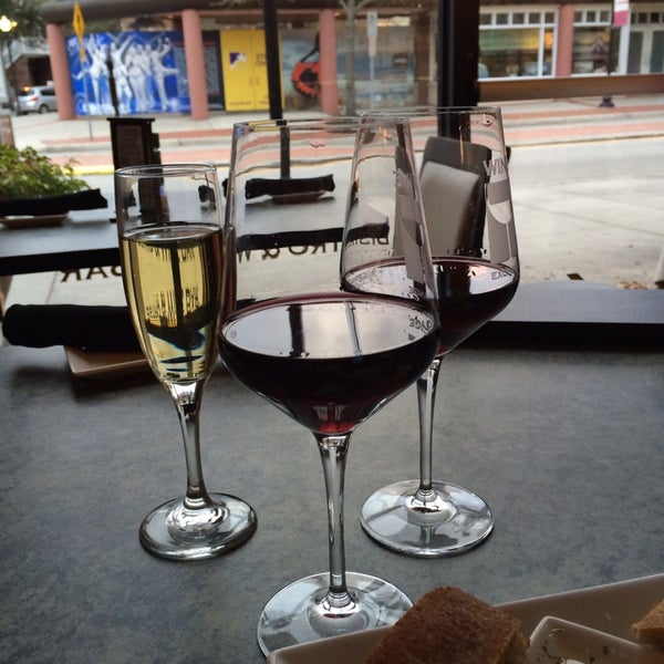 Foto diambil di Wine Exchange Bistro and Wine Bar oleh Danielle M. pada 3/7/2014