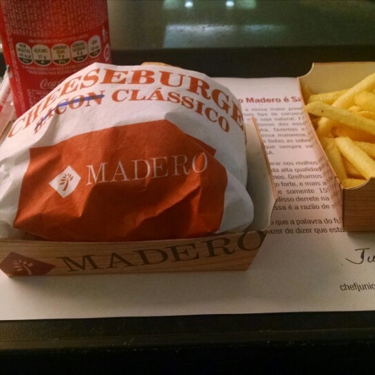 10/5/2014 tarihinde Julia C.ziyaretçi tarafından Madero Burger'de çekilen fotoğraf