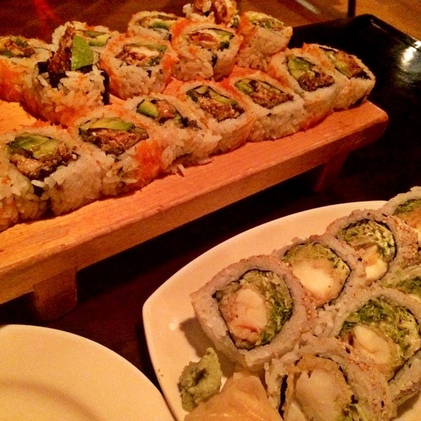รูปภาพถ่ายที่ Toni&#39;s Sushi Bar โดย Melina M. เมื่อ 4/1/2014