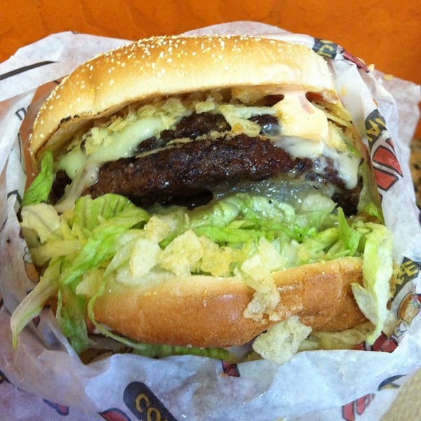 9/29/2012 tarihinde katie b.ziyaretçi tarafından Junior Colombian Burger - South Kirkman Road'de çekilen fotoğraf