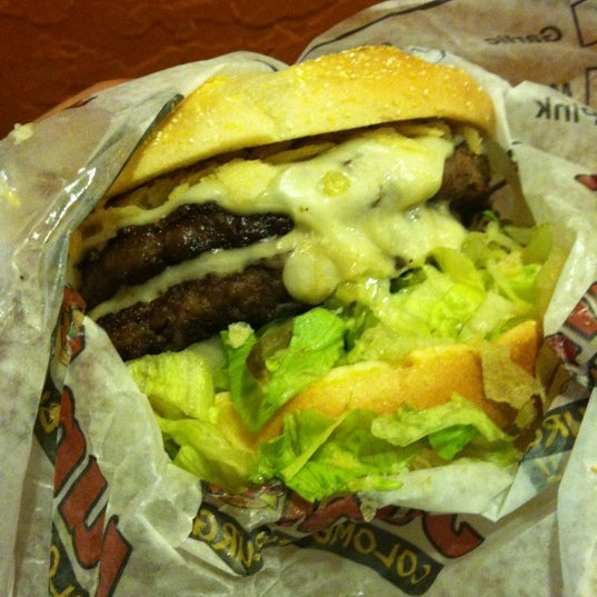 รูปภาพถ่ายที่ Junior Colombian Burger - South Kirkman Road โดย katie b. เมื่อ 10/11/2012