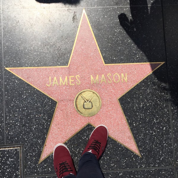 Photo prise au Hollywood Walk of Fame par Aina Z. le7/19/2015