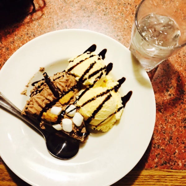 Снимок сделан в Shari&#39;s Cafe and Pies пользователем Aina Z. 6/21/2015
