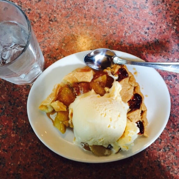 9/6/2015にAina Z.がShari&#39;s Cafe and Piesで撮った写真