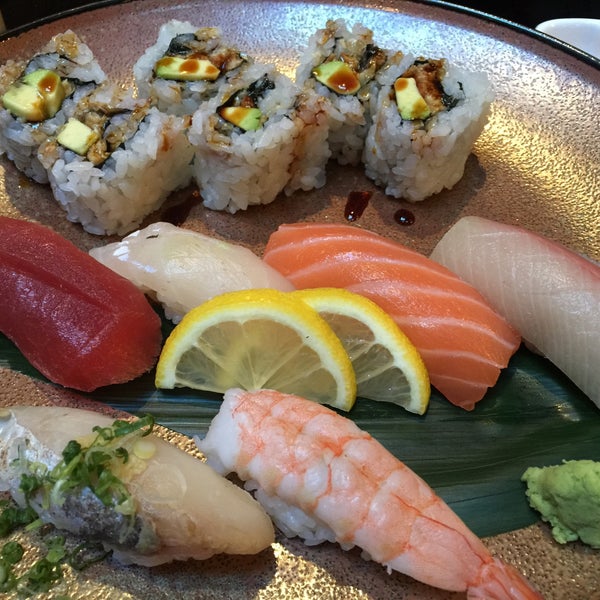 1/5/2016 tarihinde Patsy L.ziyaretçi tarafından Nare Sushi'de çekilen fotoğraf