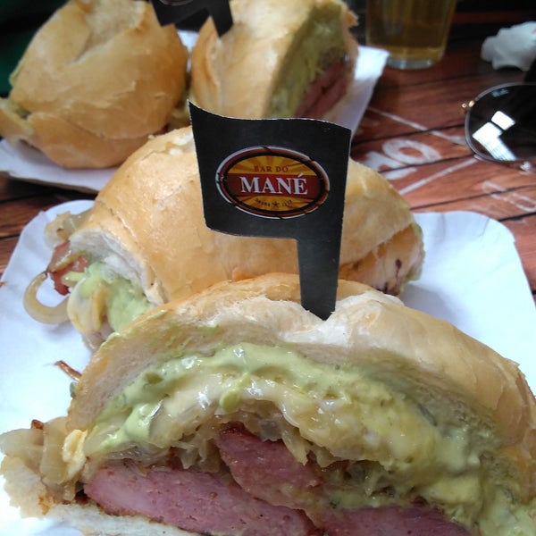 O lanche de calabresa especial é maravilhoso... Lanche bom a gente come e se lambusa... Recomendo o melhor de todos....