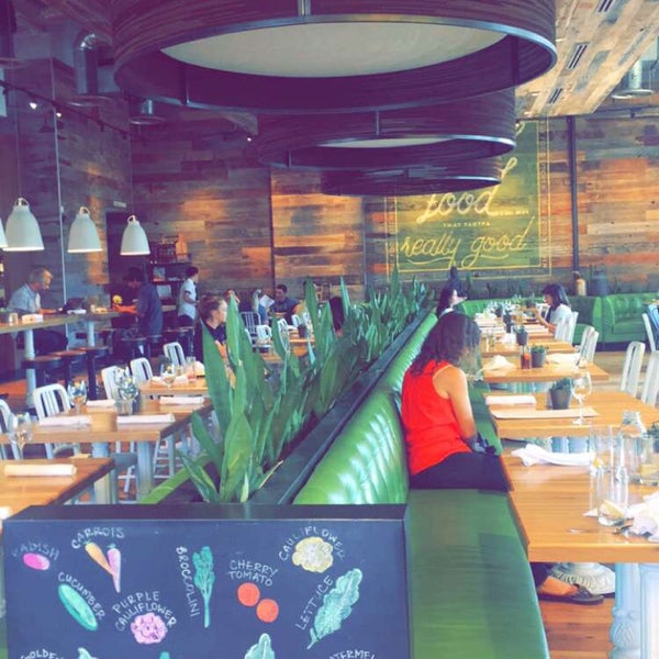 Foto diambil di True Food Kitchen oleh Haifa pada 7/13/2016