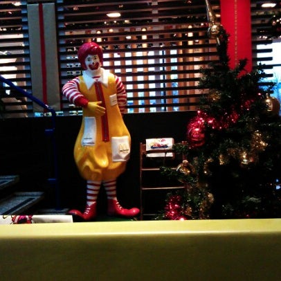 รูปภาพถ่ายที่ McDonald&#39;s โดย Mark v. เมื่อ 12/28/2012