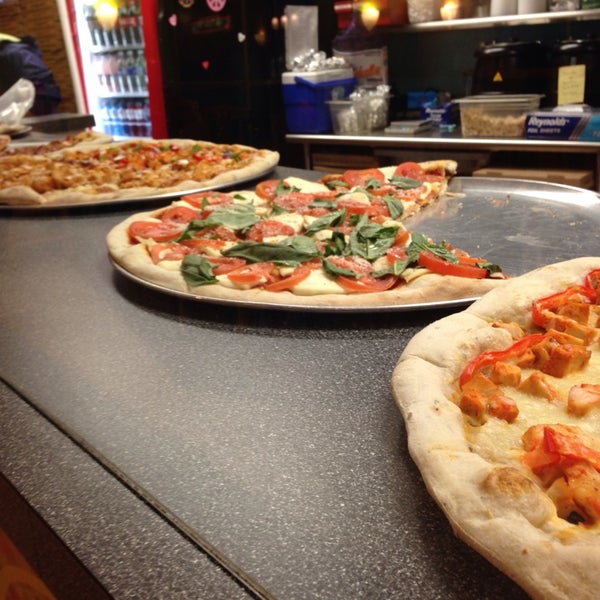 รูปภาพถ่ายที่ Peace A Pizza โดย Tara U. เมื่อ 2/3/2014