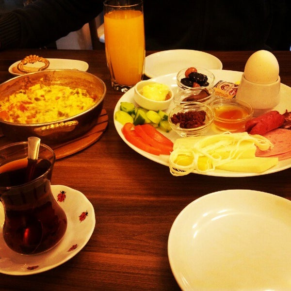 Foto tomada en Baal Cafe &amp; Breakfast  por Emel C. el 1/13/2013