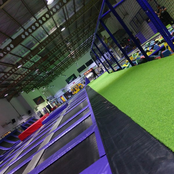 Amped Trampoline Park (Sekarang Ditutup) Atletik & Olahraga di Kelapa