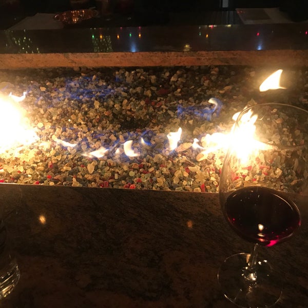 12/12/2019 tarihinde Alina S.ziyaretçi tarafından Double Helix Wine &amp; Whiskey Lounge'de çekilen fotoğraf