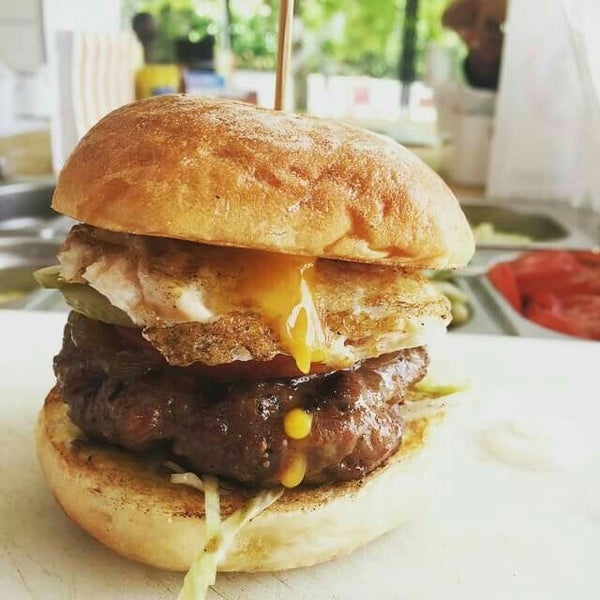 Foto tirada no(a) Burger Project por Özgür s. em 8/19/2015