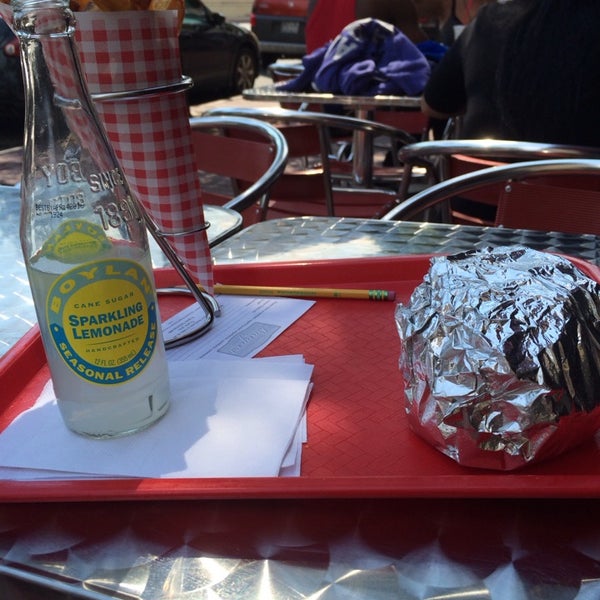 6/25/2014にAnneがF. Ottomanelli Burgers and Belgian Friesで撮った写真