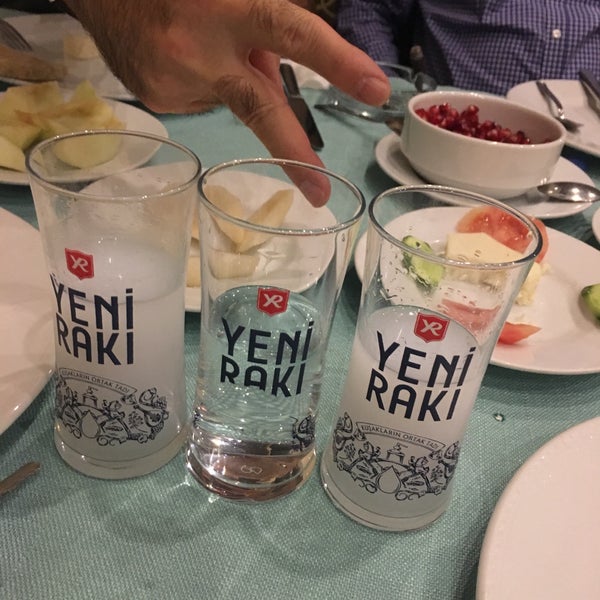 Photo taken at Balıkçıdede Restaurant by Emrah Alkışlaroğlu on 11/10/2018