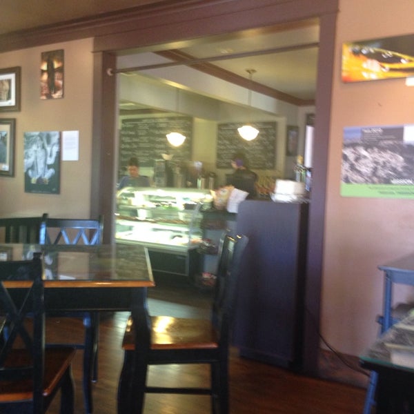 Foto diambil di Hob Nobs Cafe &amp; Spirits oleh Tracy A. pada 6/14/2014