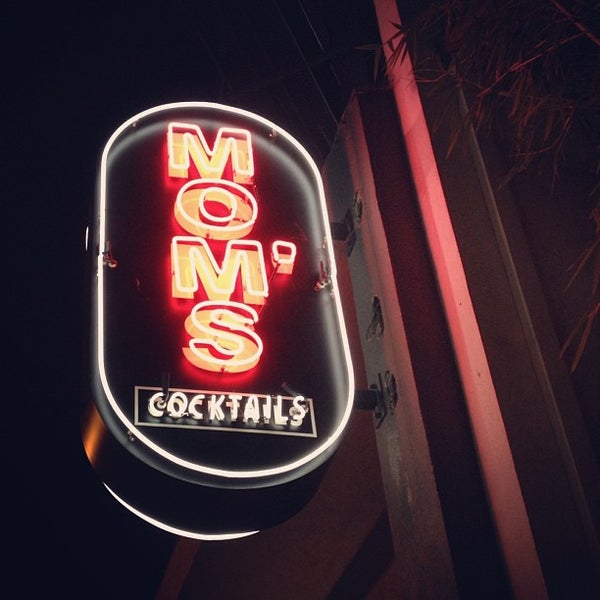 1/6/2013 tarihinde John N.ziyaretçi tarafından Mom&#39;s Bar &amp; Lounge'de çekilen fotoğraf