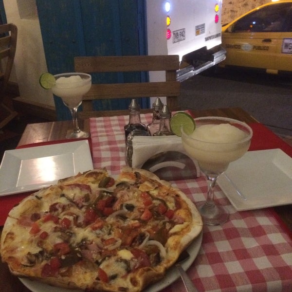 La pizza es espectacular! Una gran sorpresa en las calles de getsemani!