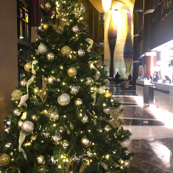 Foto diambil di Delta Hotels by Marriott Burnaby Conference Center oleh Emily T. pada 12/12/2019