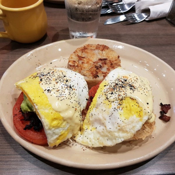 Photo taken at Snooze, an A.M. Eatery by Chioma C. on 12/26/2019