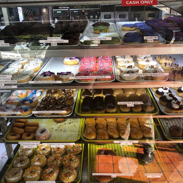 10/23/2019 tarihinde Chrisziyaretçi tarafından DK&#39;s Donuts and Bakery'de çekilen fotoğraf