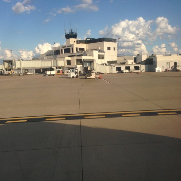 6/28/2013にGreg S.がYeager Airport (CRW)で撮った写真