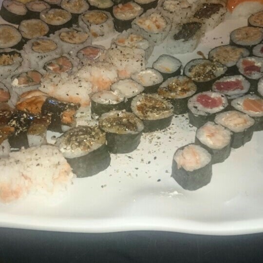 Das Foto wurde bei Hamadaya Sushi Bar von Rômulo D. am 3/11/2016 aufgenommen
