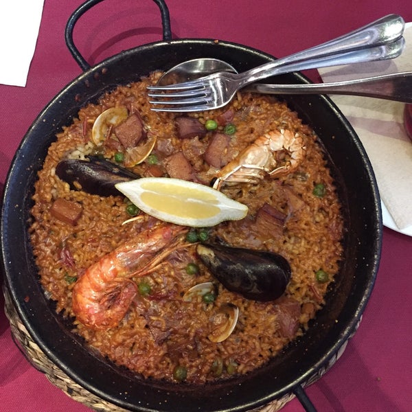 Definitely a tourist trap but paella is not bad - made from good seafood broth