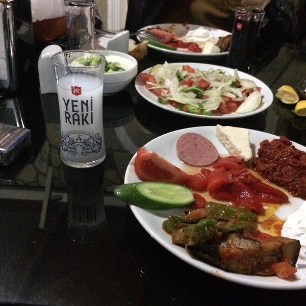 Das Foto wurde bei Özcan Restaurantlar von Tayfun🎗 Ö. am 11/1/2016 aufgenommen