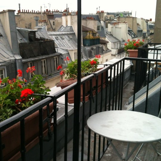 รูปภาพถ่ายที่ Hôtel Le Régent โดย Catherine M. เมื่อ 10/18/2012